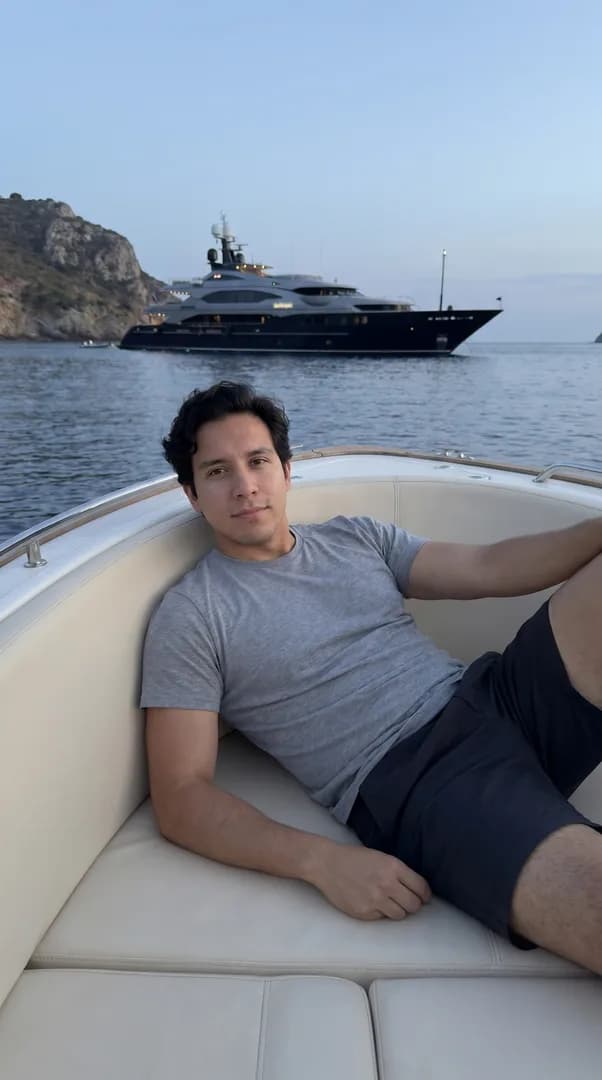 Geladak superyacht di tengah laut